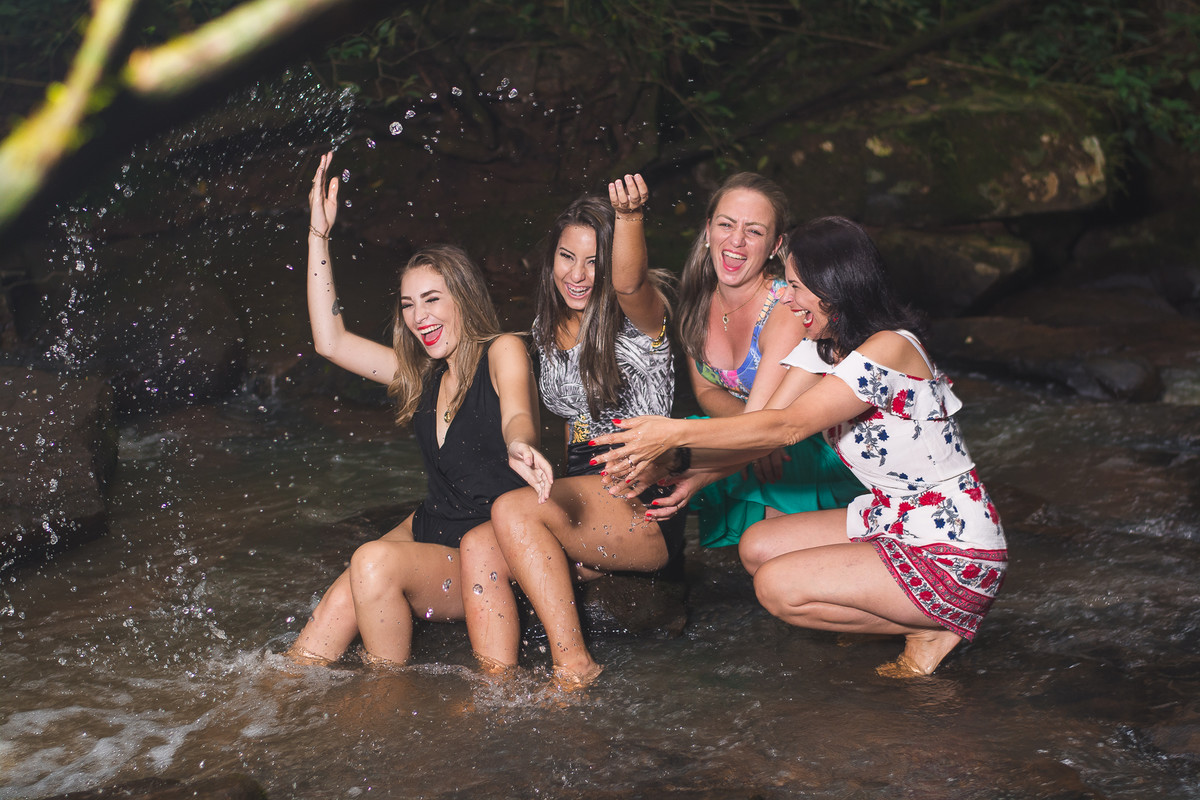 modelo se divertindo com família e amigas