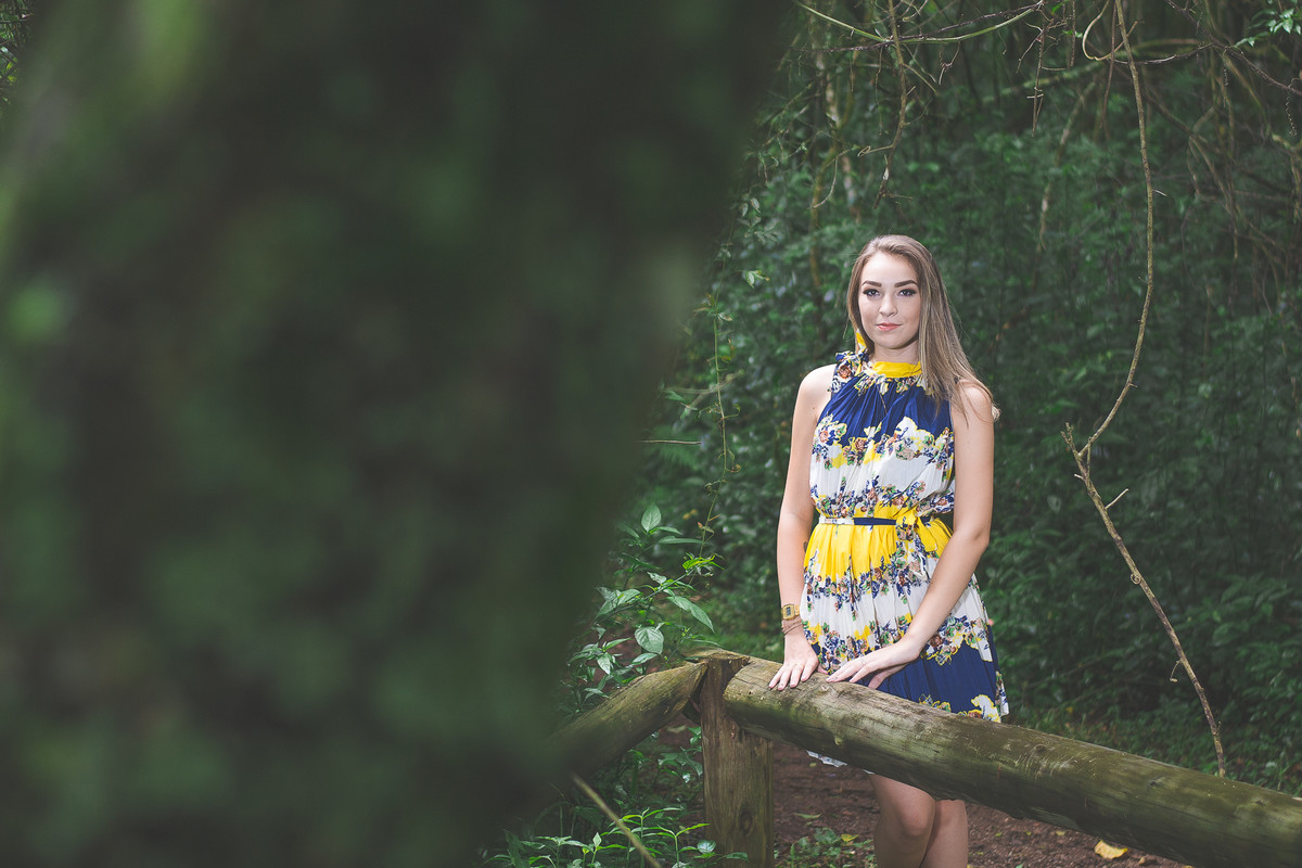 Modelo posando em meio a natureza