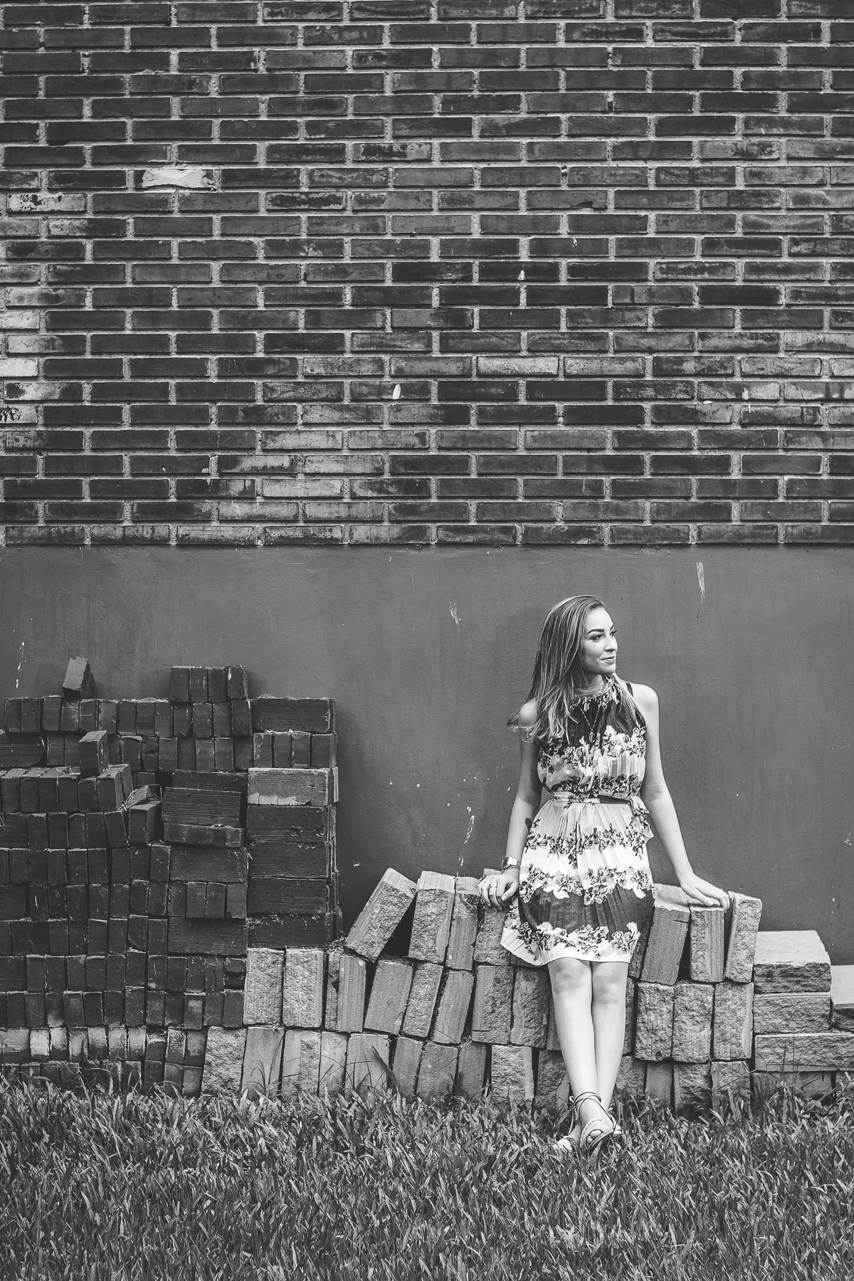 modelo recostada em uma parede com texturas