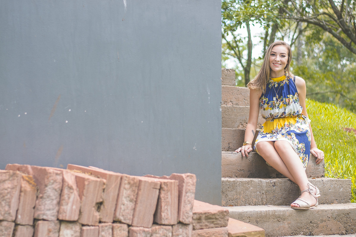 modelo sentada na escada