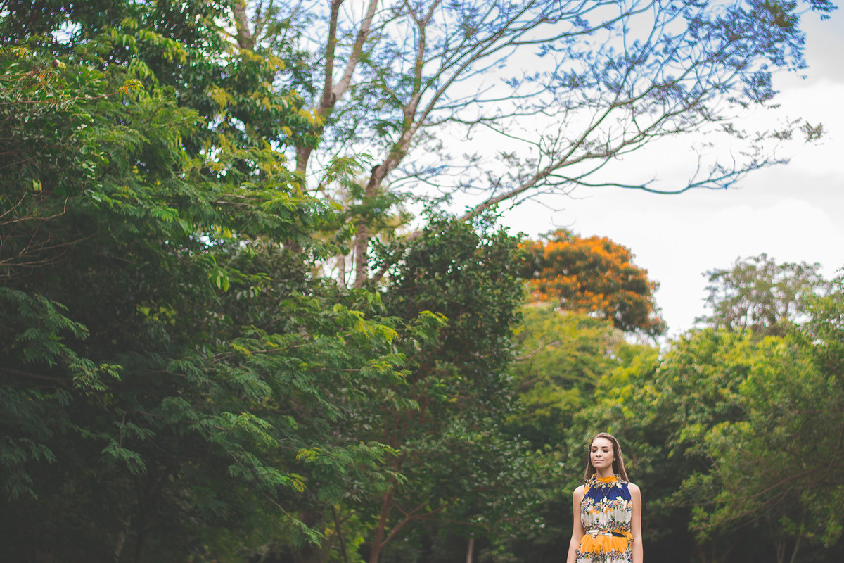 modelo em meio as árvores