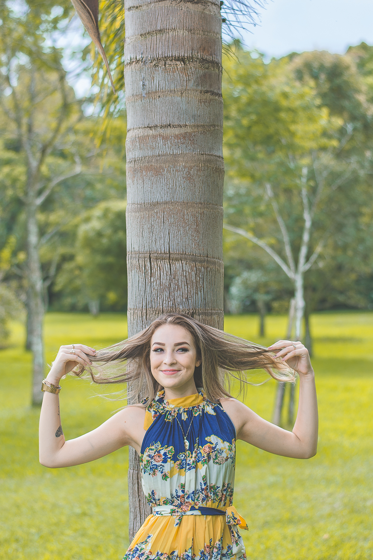 modelo brincando com o cabelo