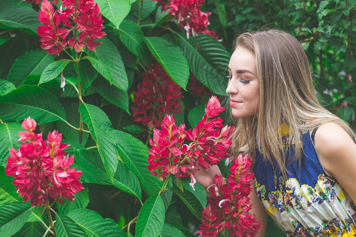 modelo cheirando uma flor