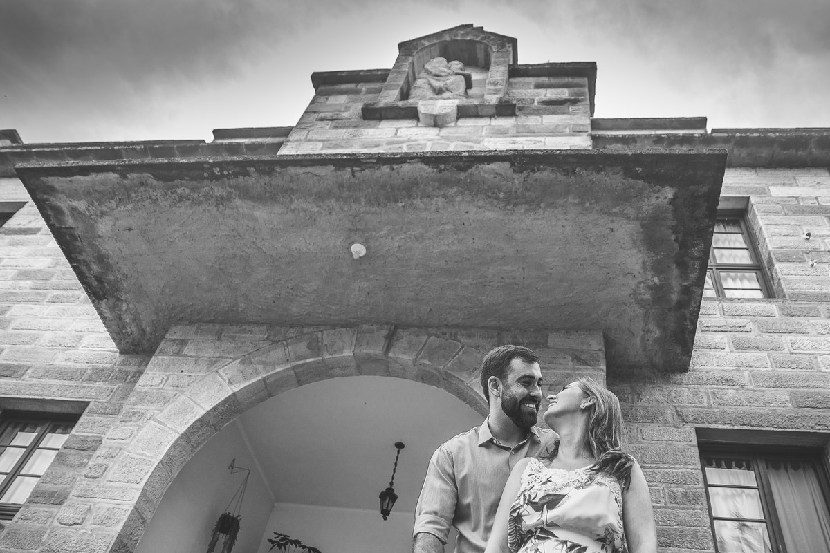 Casal em frente a entrada do mosteiro