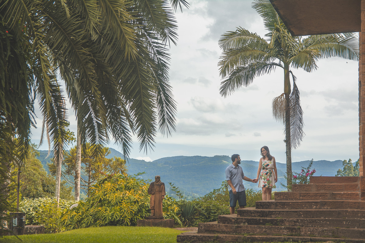 casal com paisagem de montanhas ao fundo