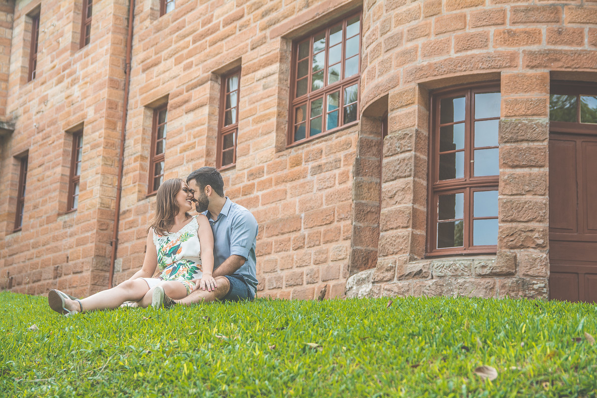 casal sentado na grama