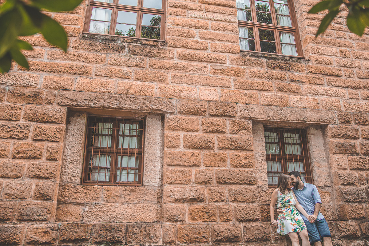 casal recostado na janela