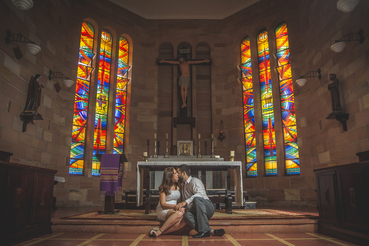 Casal com vitral ao fundo