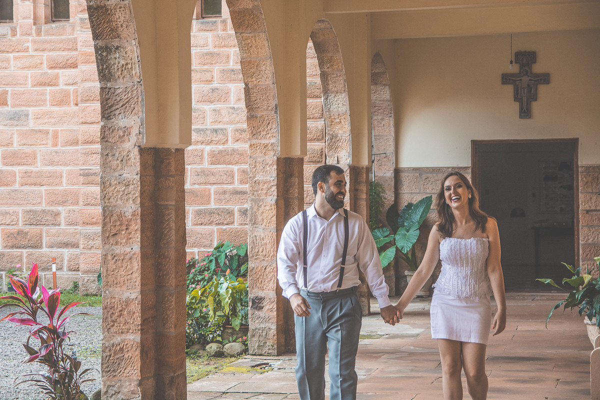 casal de mãos dadas