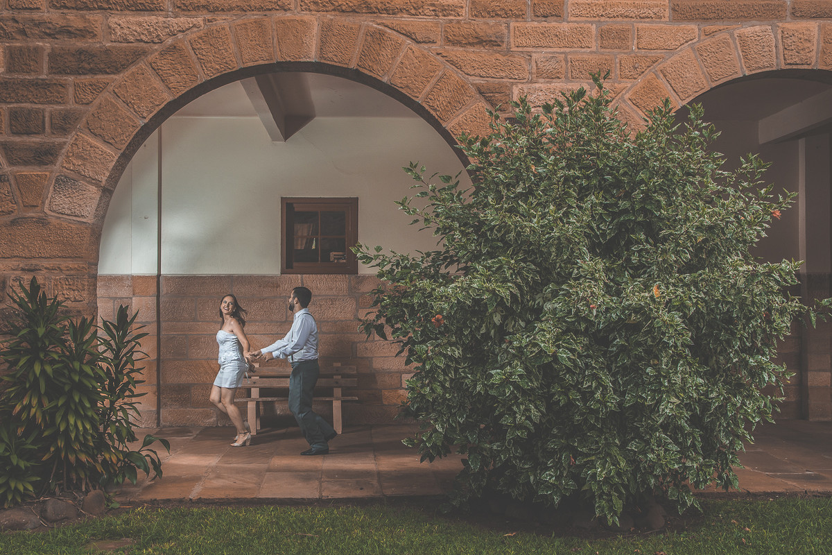 casal correndo de mãos dadas