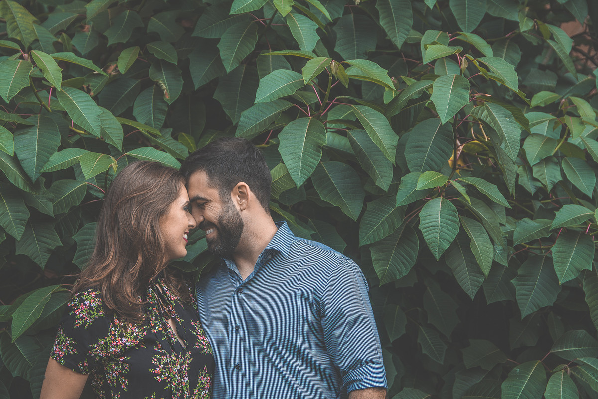casal namorando entre as folhas
