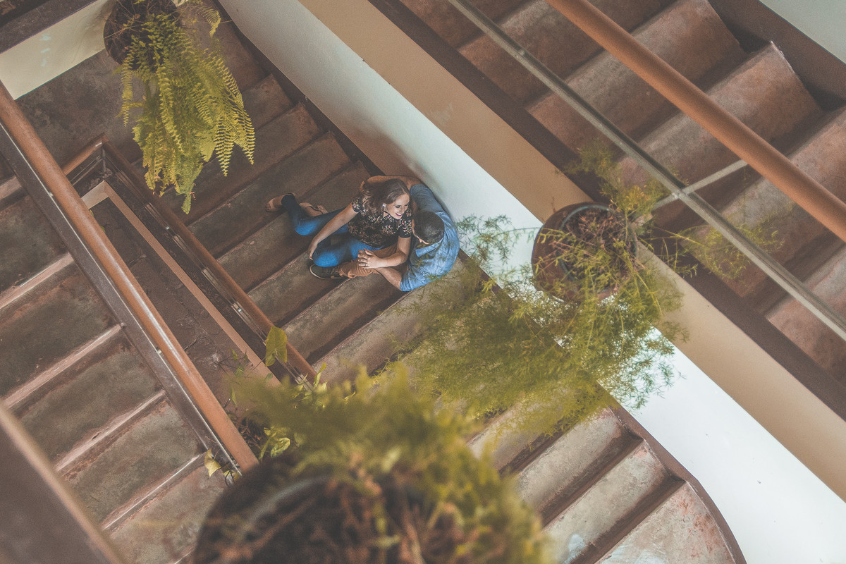 casal sentados na escada