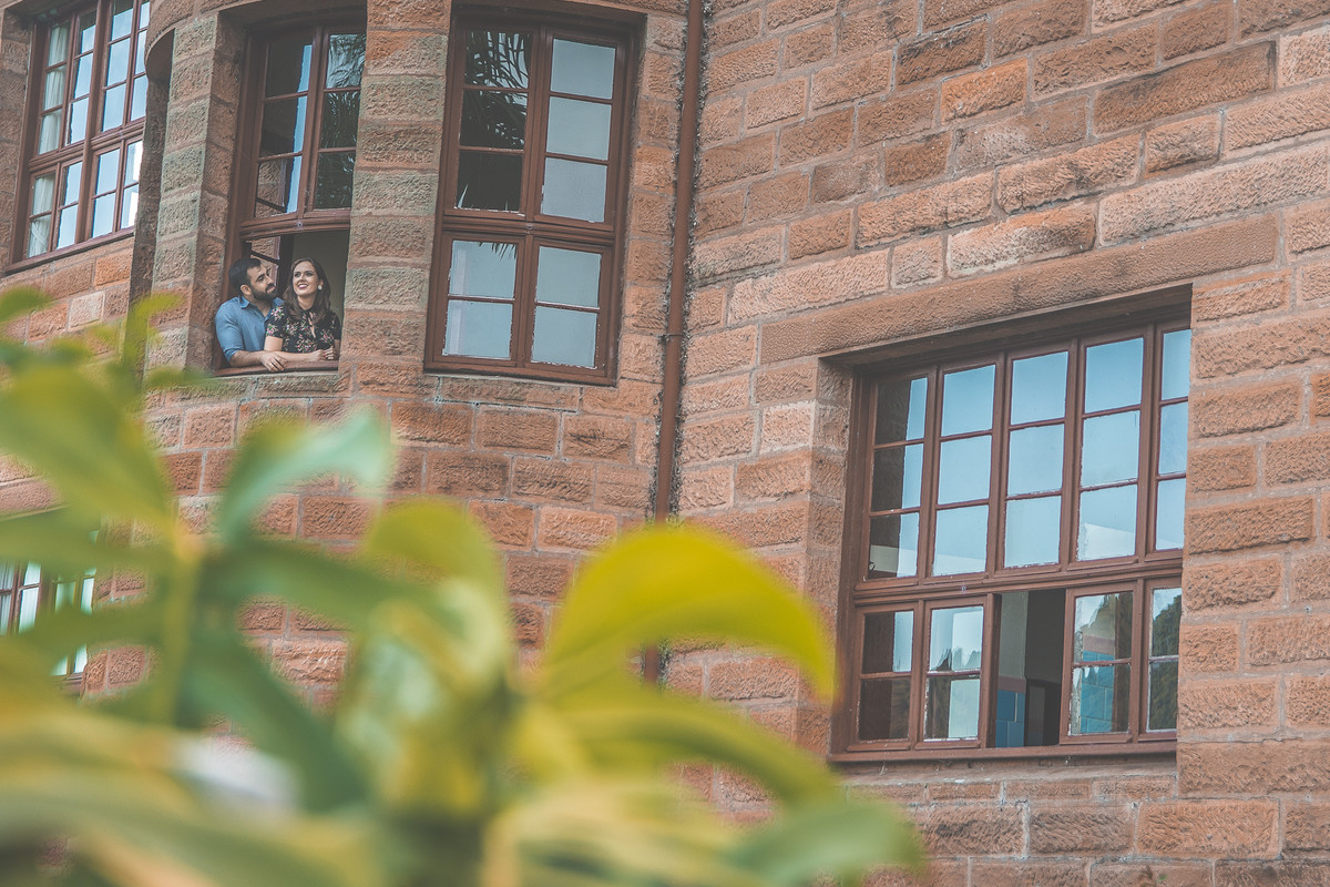 casal na janela ao longe