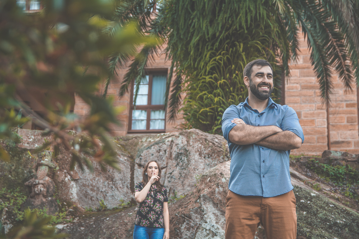 noiva se aproximando do noivo para fazer surpresa