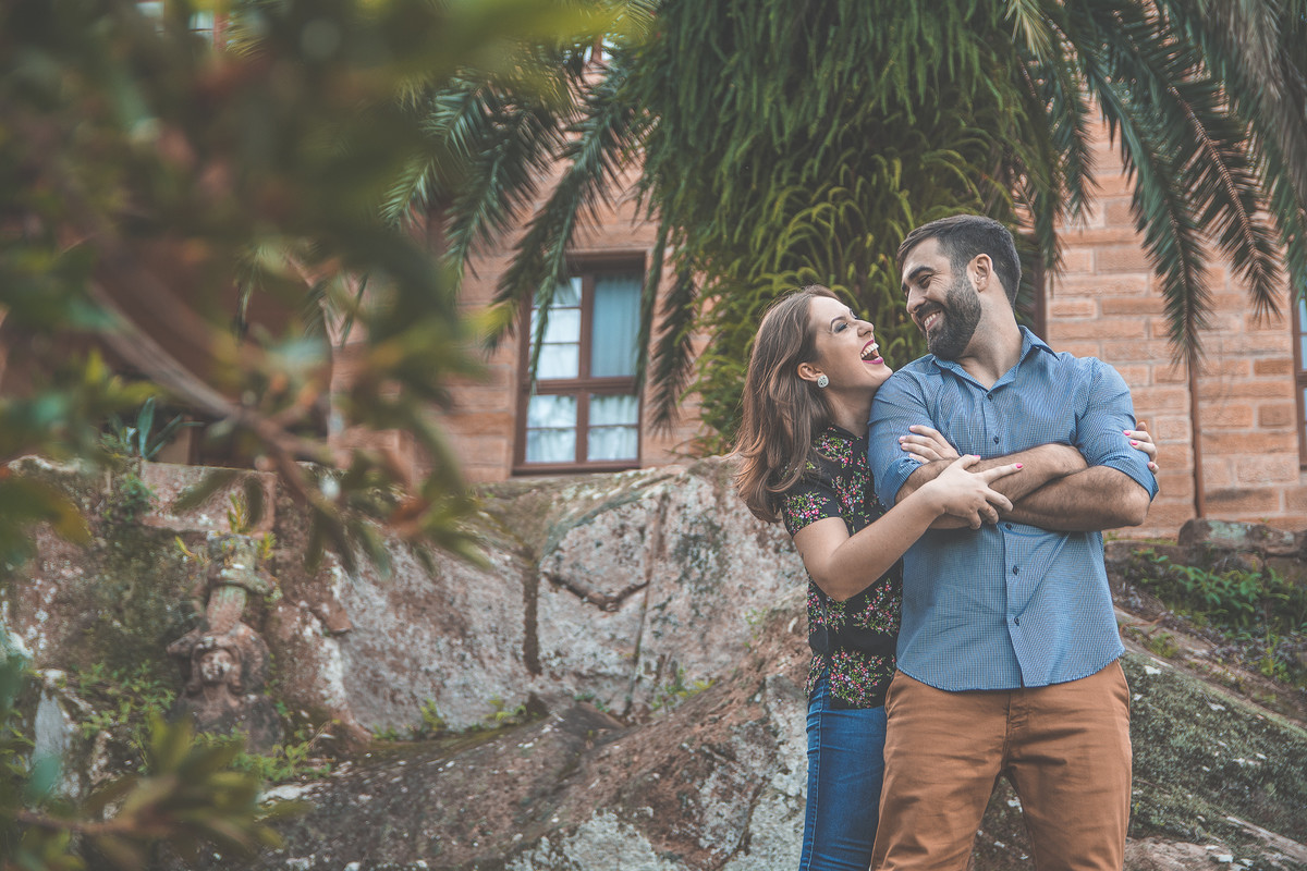 noiva abraça noivo e eles sorriem