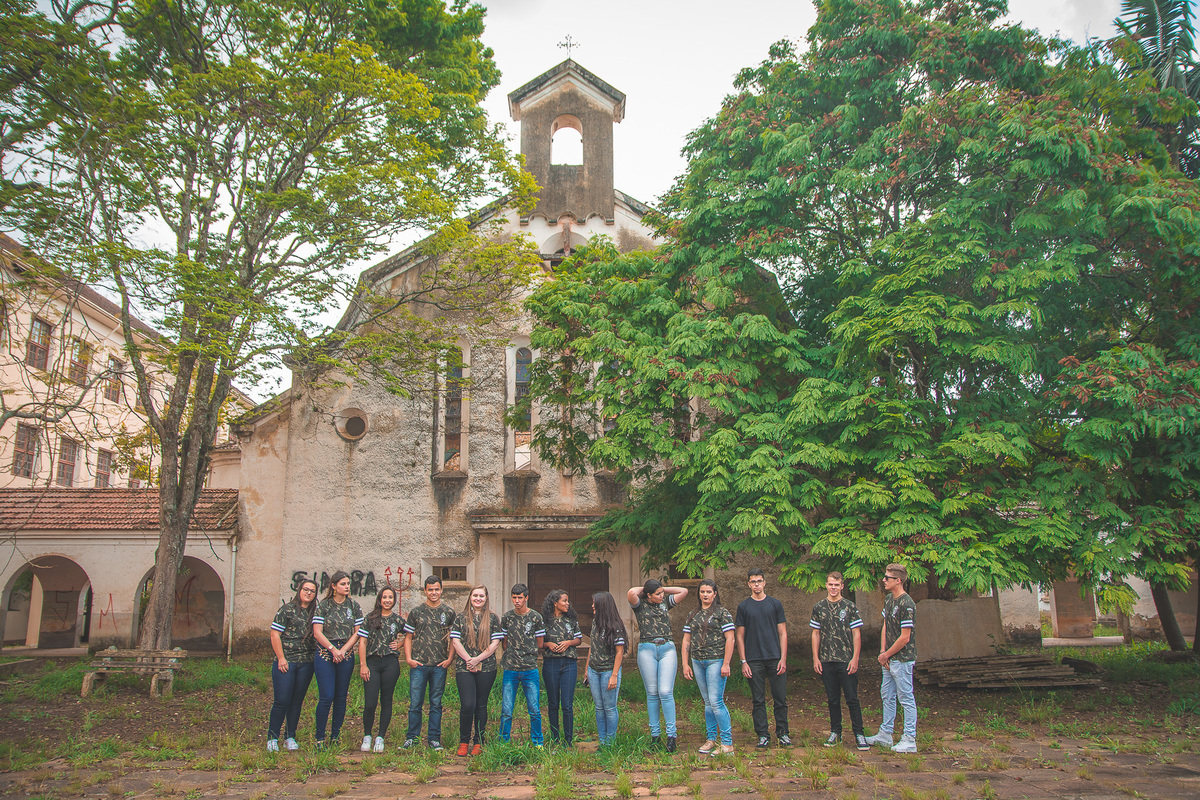 Alunos reunidos em frente de uma igreja para a foto da turma