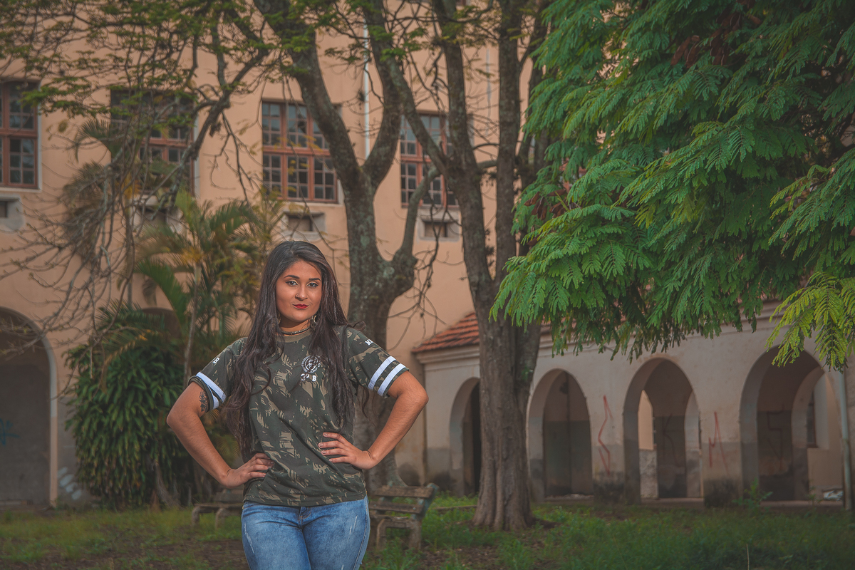 Formanda posando para a foto do convite da formatura