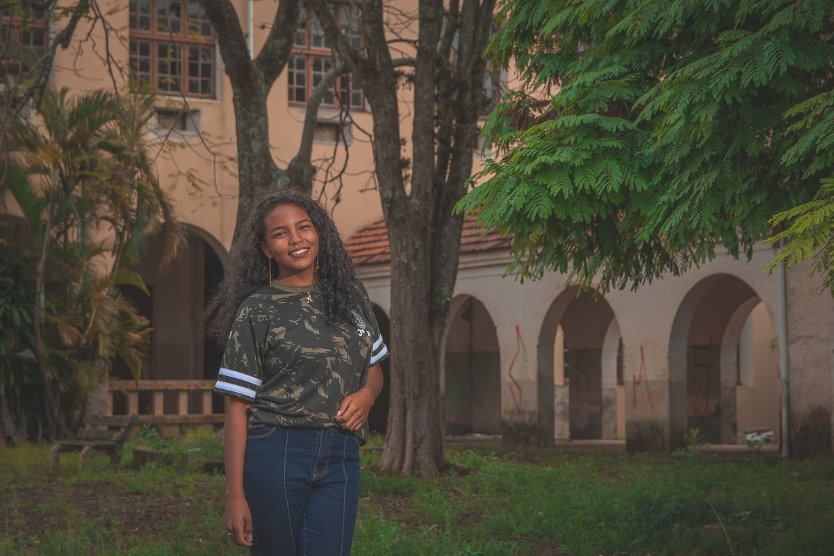 Formanda posando para a foto do convite da formatura