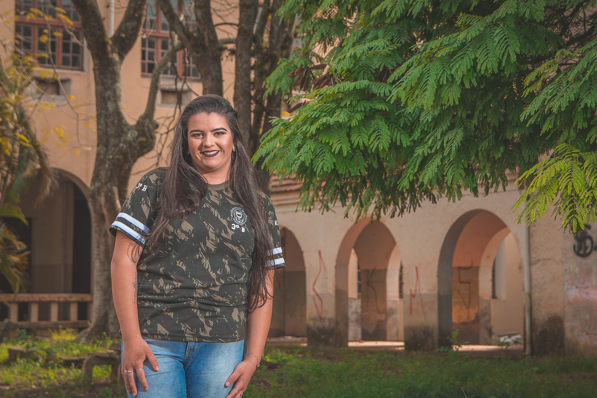 Formanda posando para a foto do convite da formatura