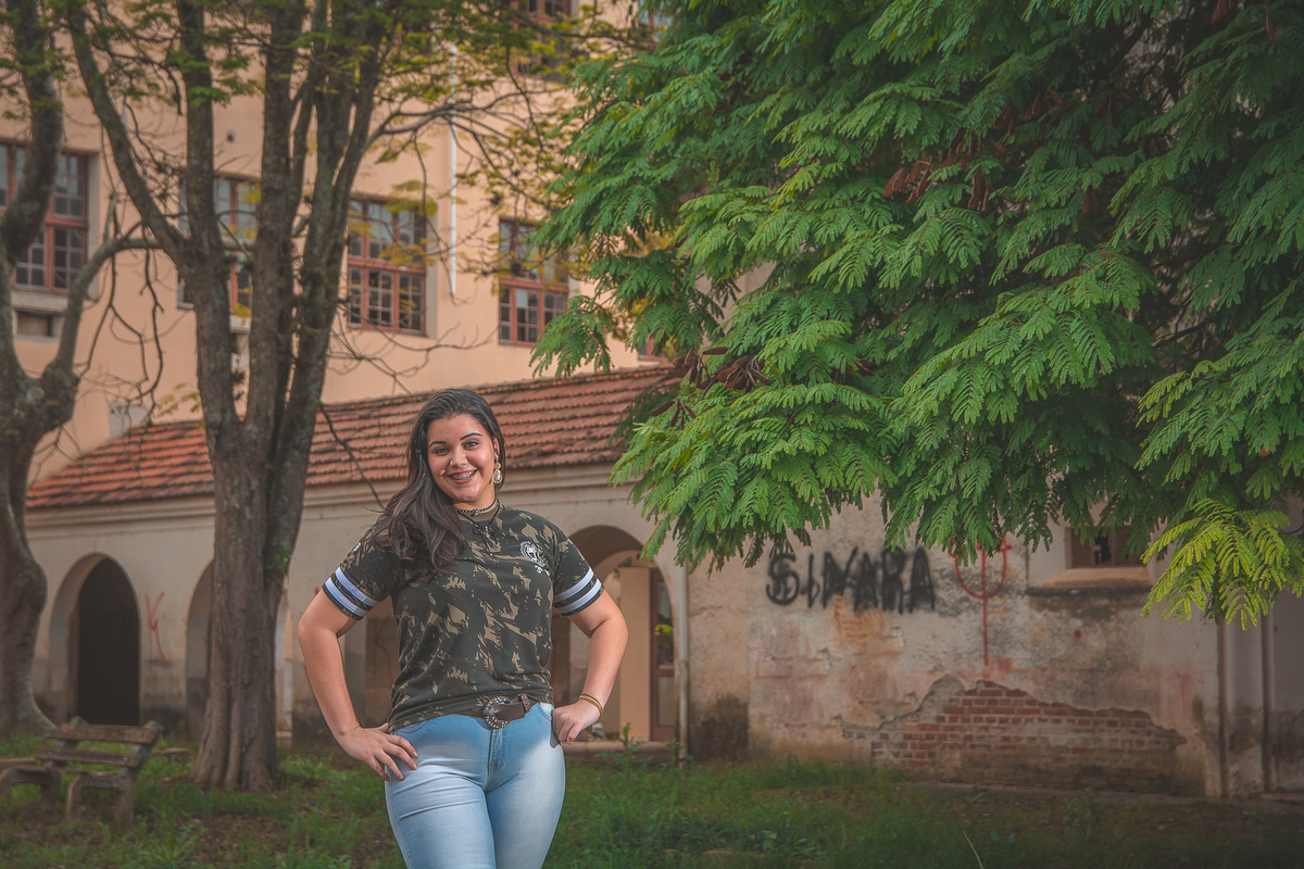 Formanda posando para a foto do convite da formatura