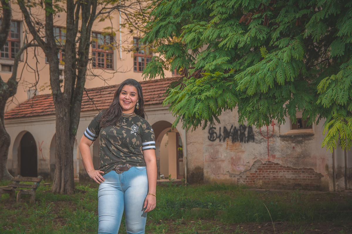 Formanda posando para a foto do convite da formatura