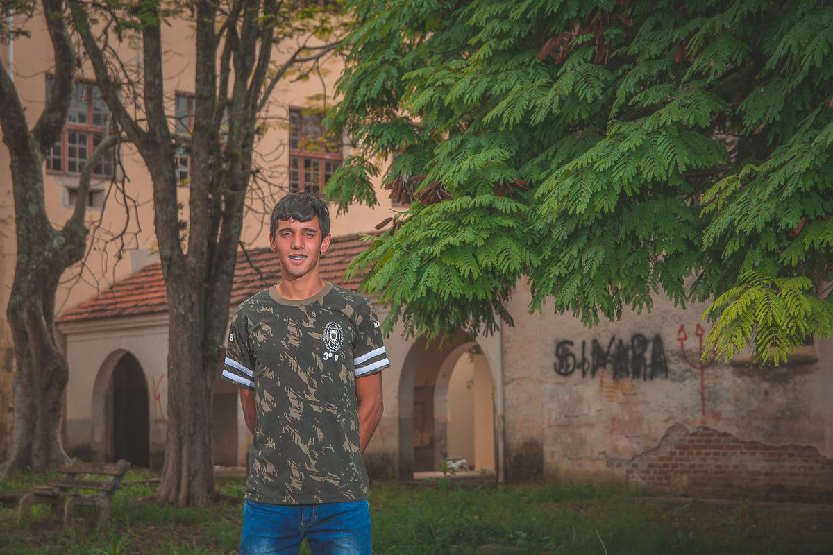 Formando posando para a foto do convite da formatura