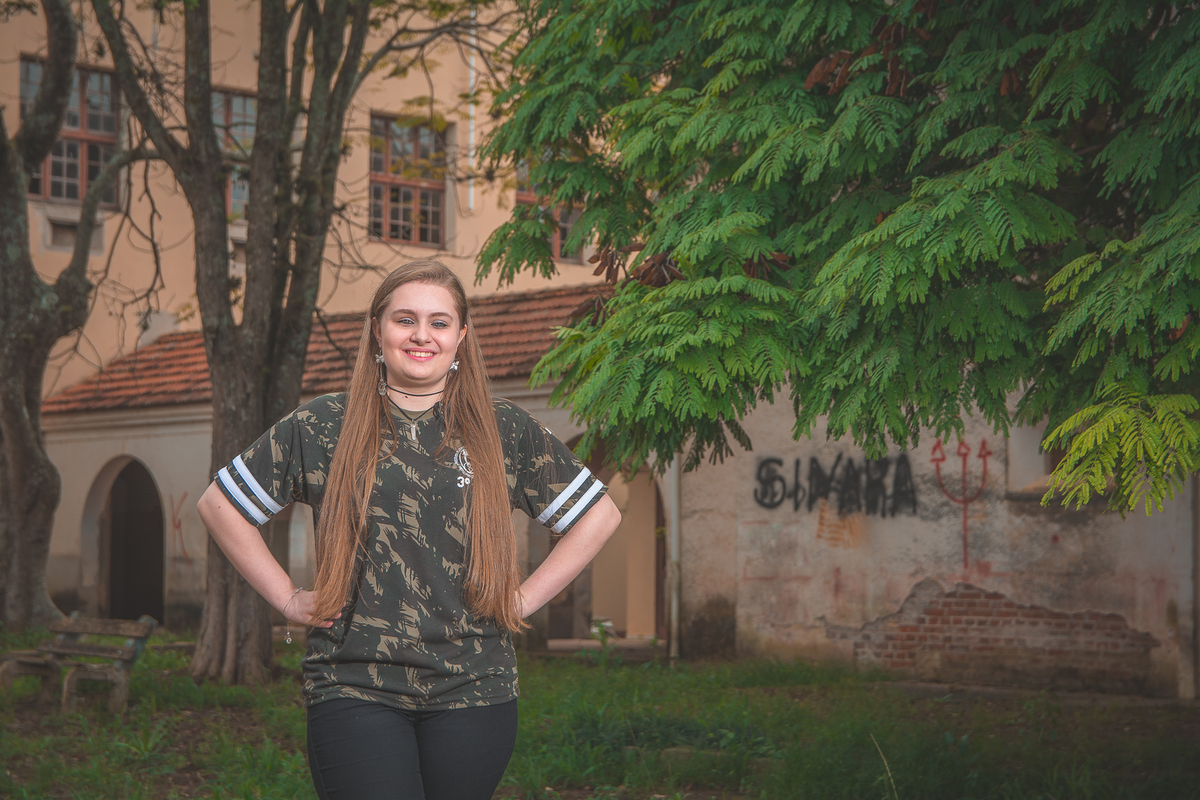 Formanda posando para a foto do convite da formatura