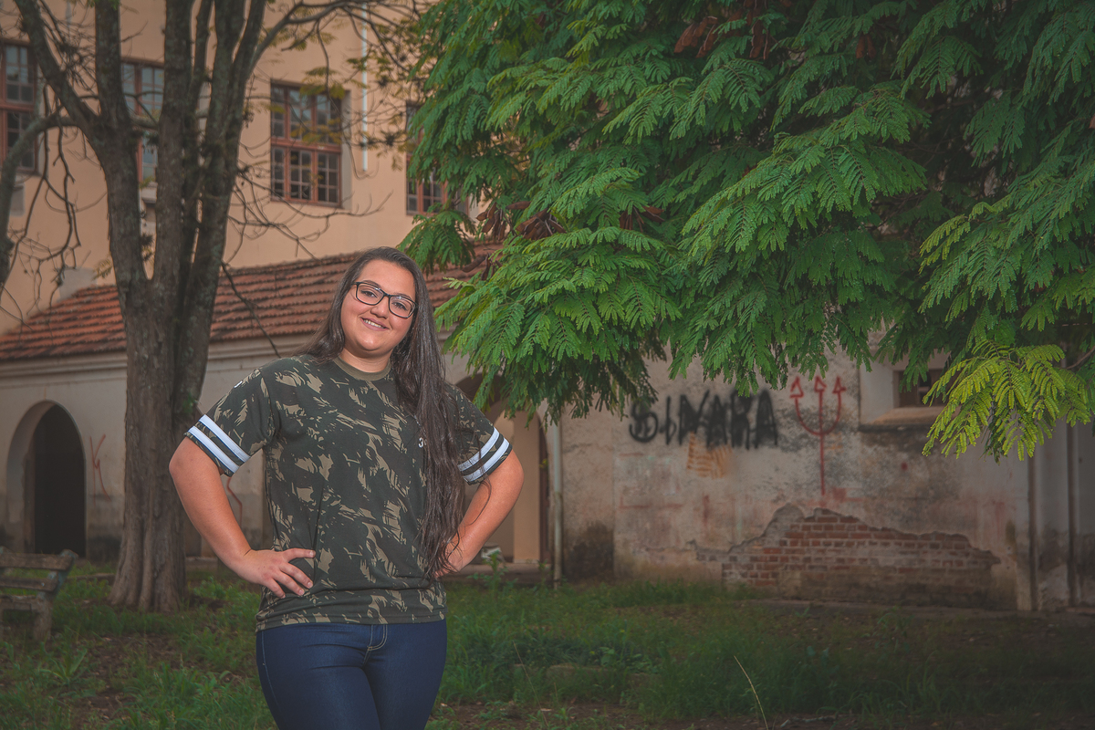 Formanda posando para a foto do convite da formatura