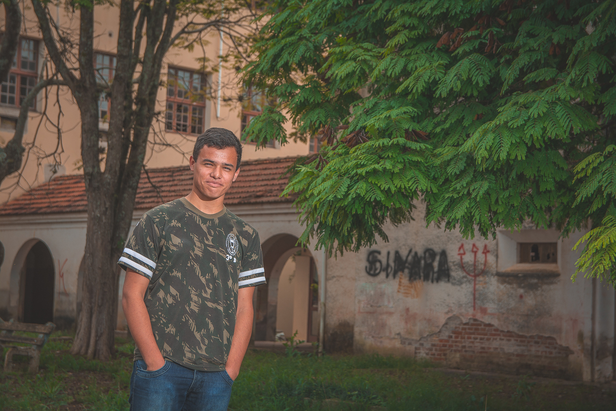 Formando posando para a foto do convite da formatura