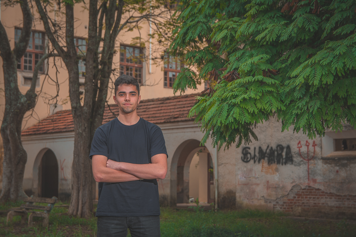 Formando posando para a foto do convite da formatura