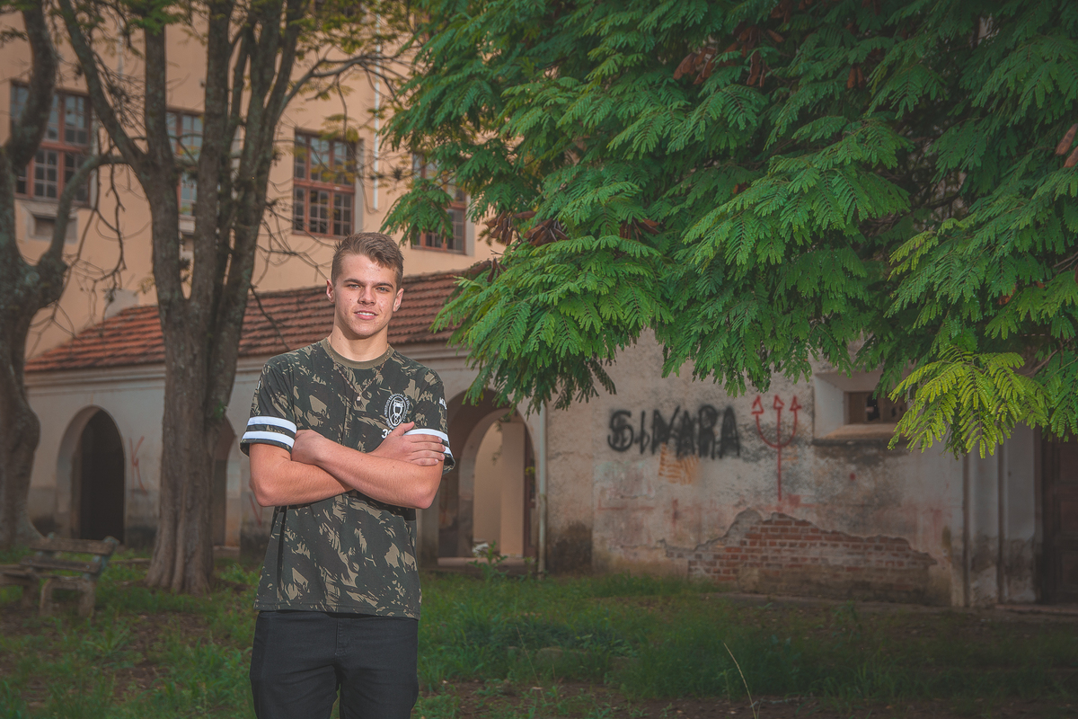 Formando posando para a foto do convite da formatura