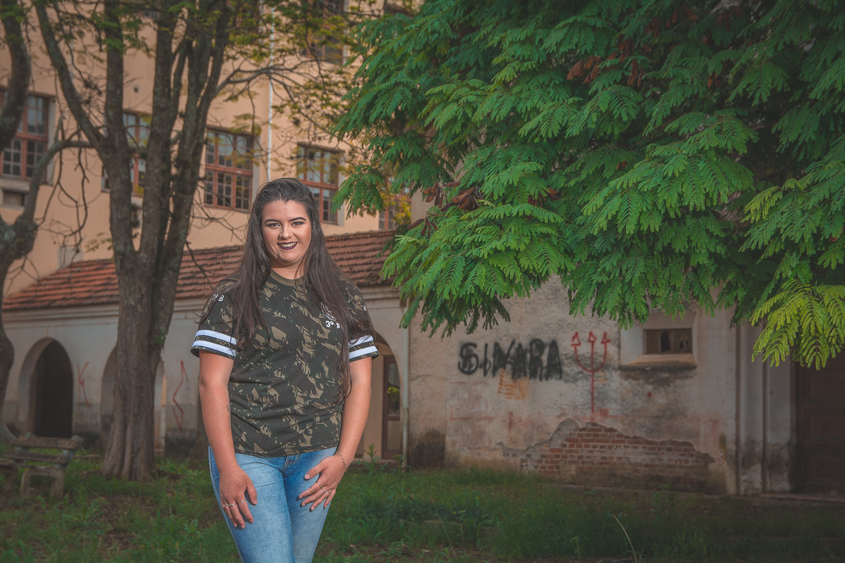 Formanda posando para a foto do convite da formatura