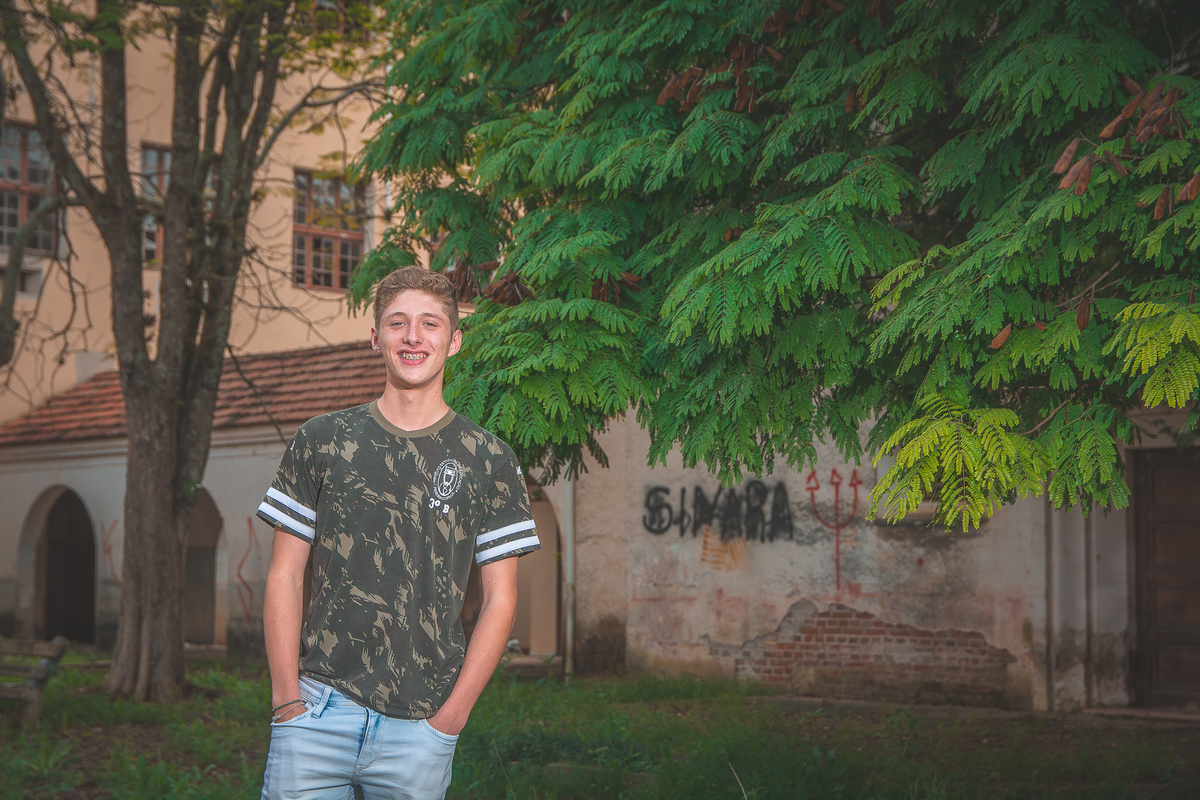 Formando posando para a foto do convite da formatura
