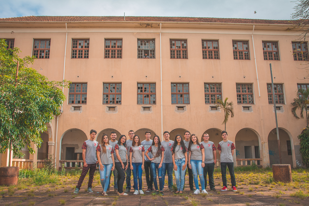 Alunos reunidos em frente de uma igreja para a foto da turma