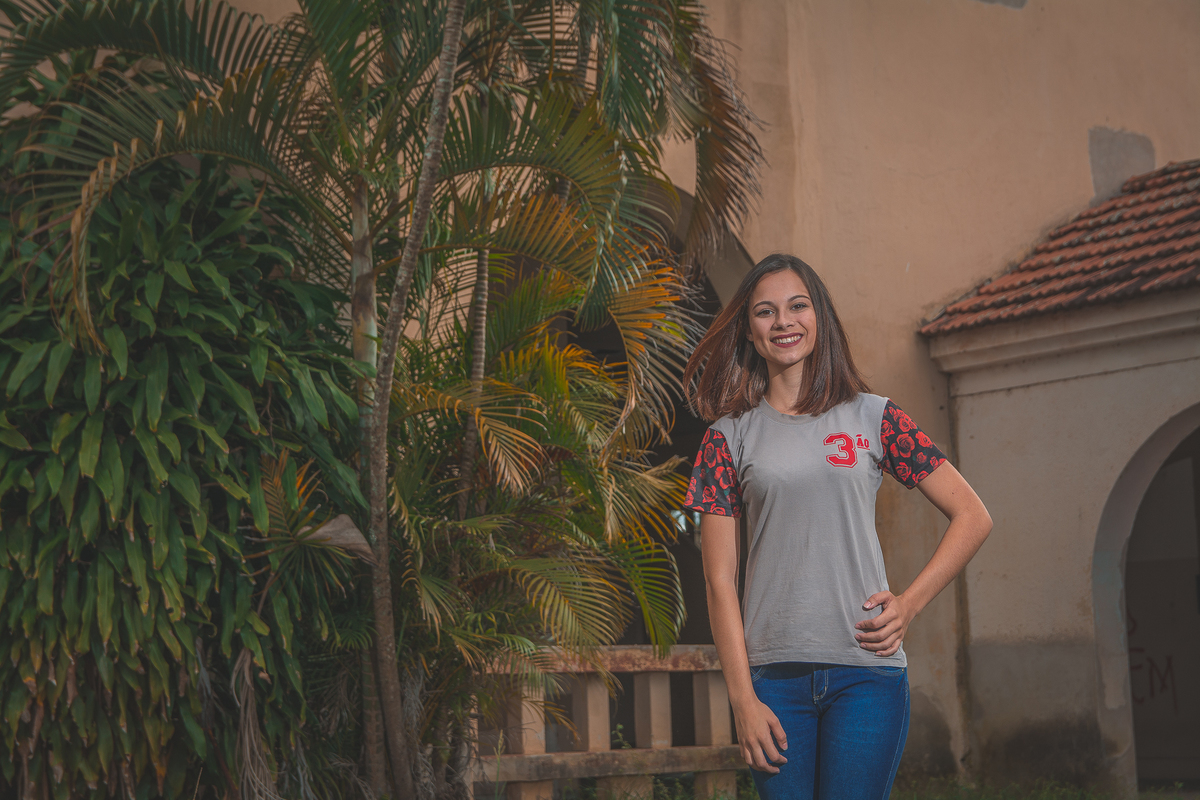 Formanda posando para a foto do convite da formatura