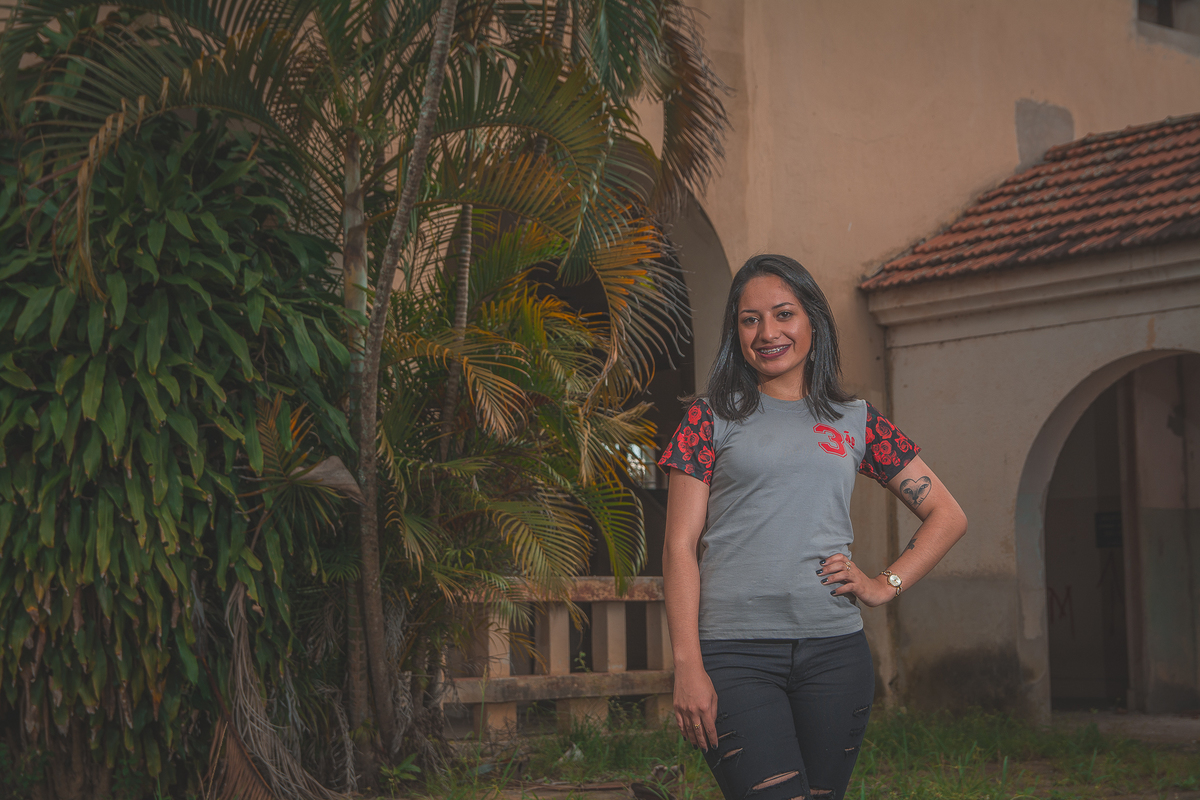 Formanda posando para a foto do convite da formatura