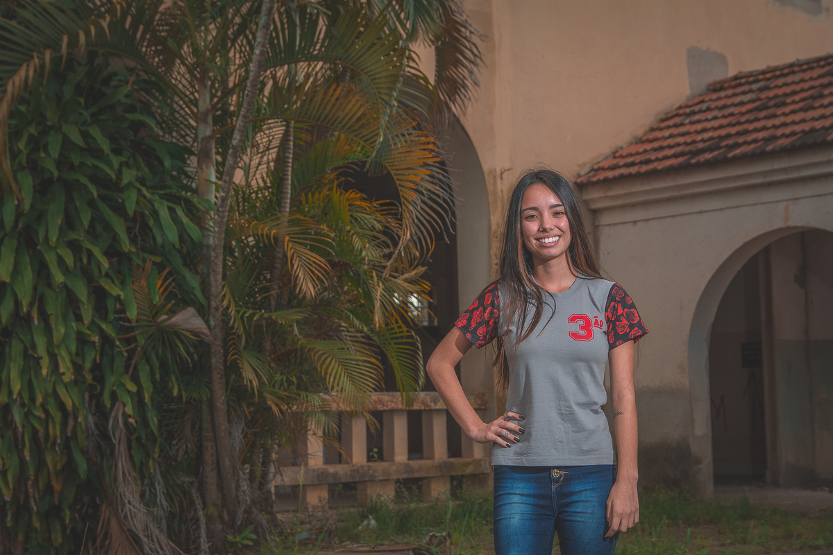 Formanda posando para a foto do convite da formatura