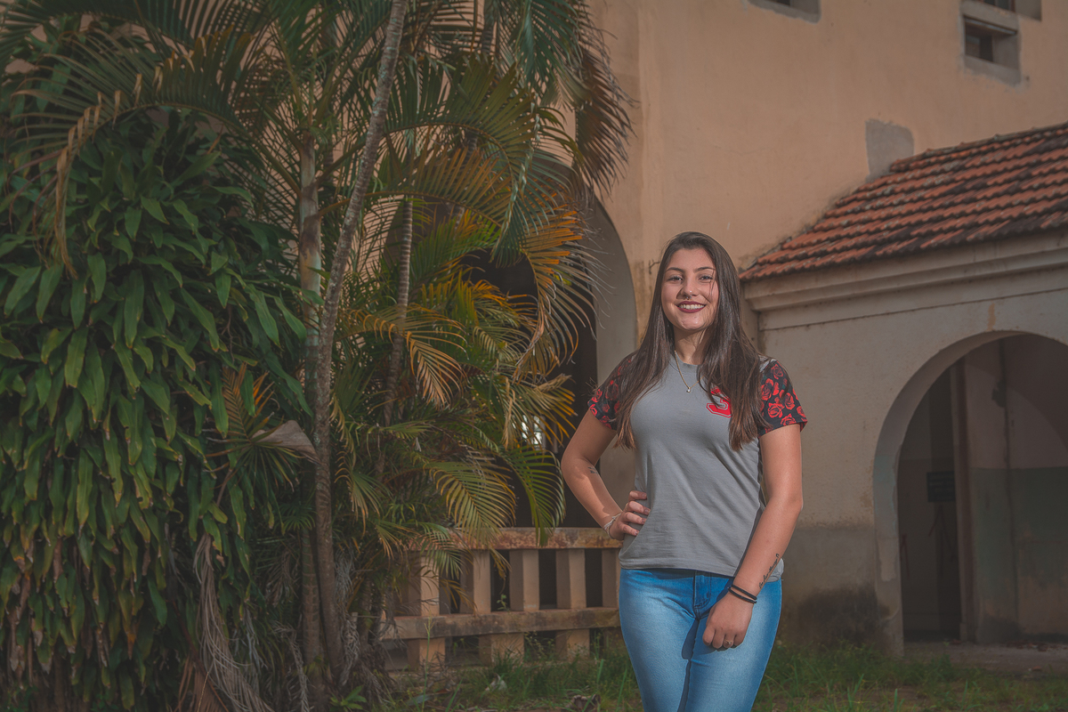 Formanda posando para a foto do convite da formatura