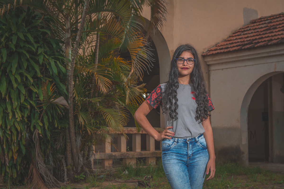 Formanda posando para a foto do convite da formatura