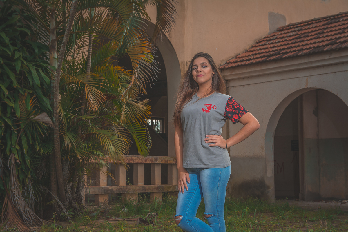 Formanda posando para a foto do convite da formatura