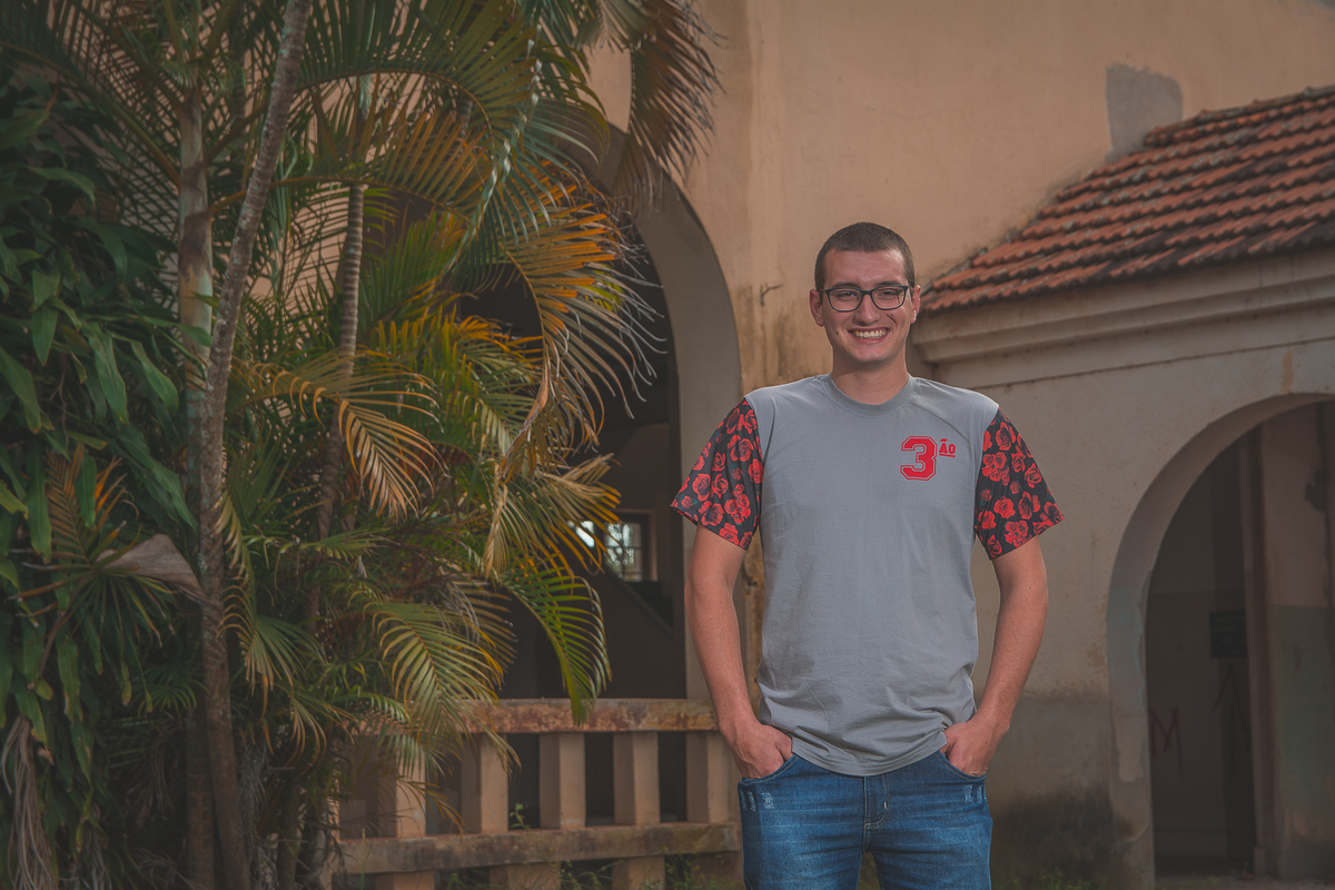 Formando posando para a foto do convite da formatura