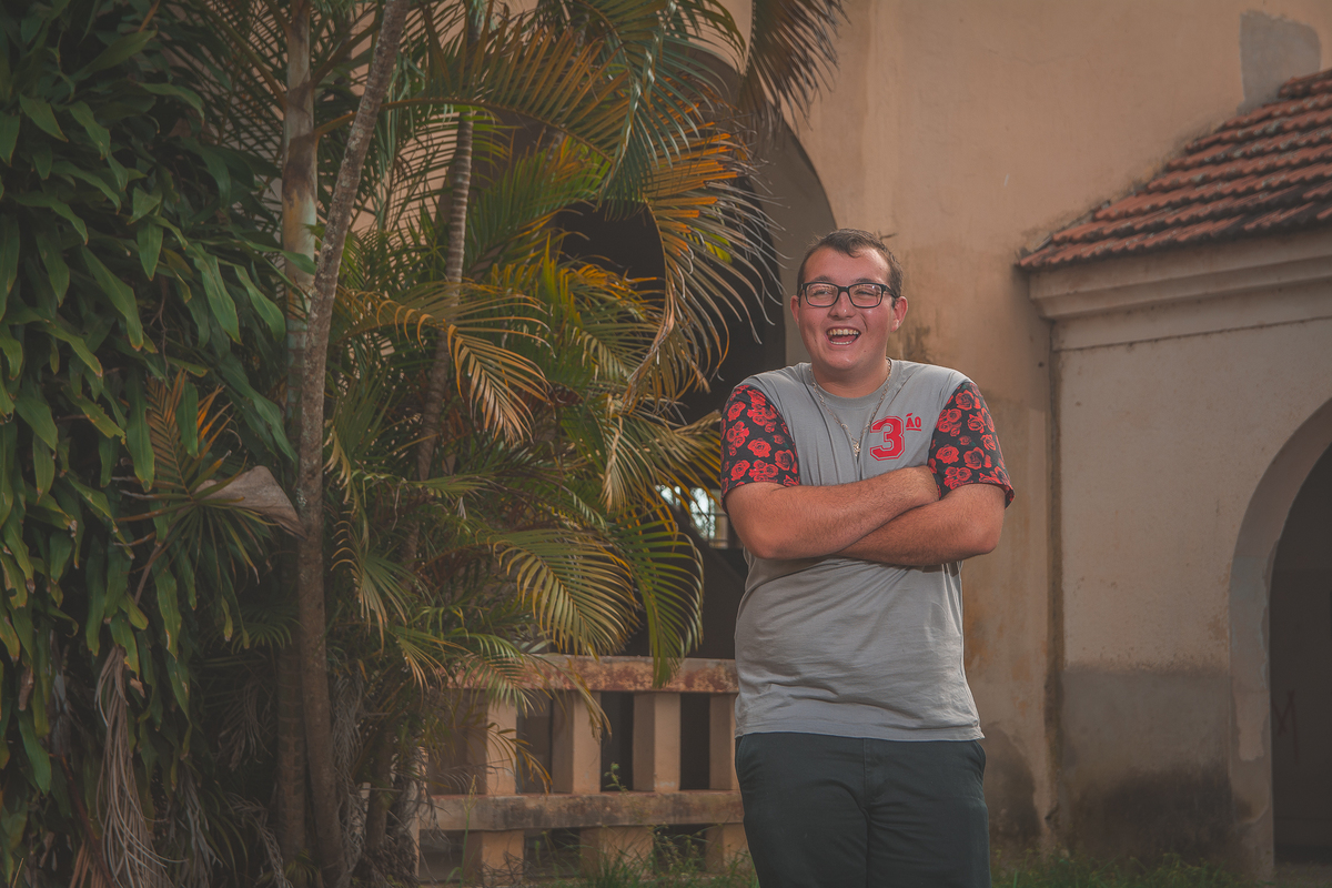 Formando posando para a foto do convite da formatura