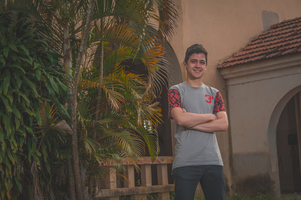 Formando posando para a foto do convite da formatura