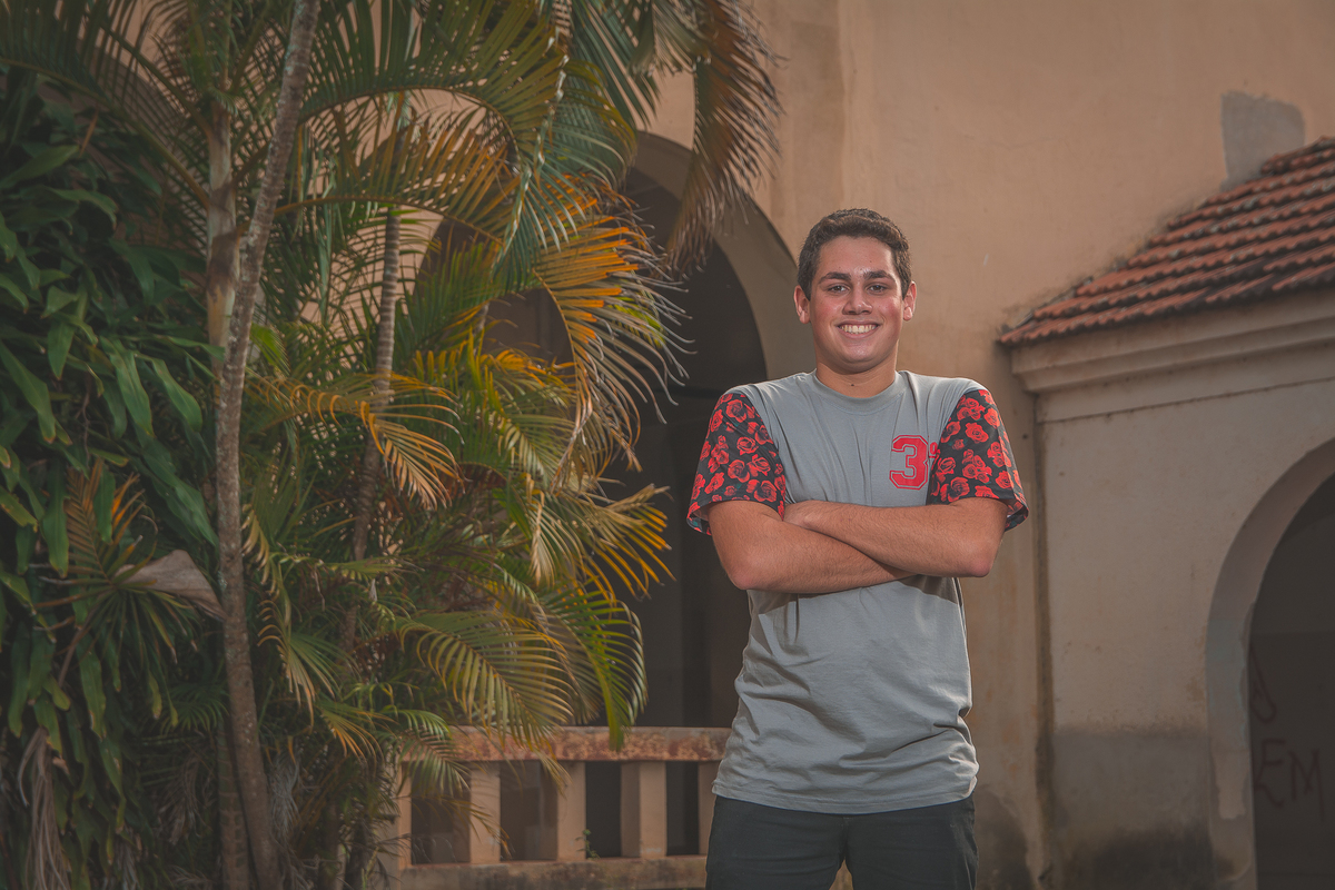 Formando posando para a foto do convite da formatura