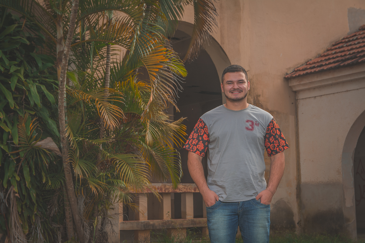 Formando posando para a foto do convite da formatura
