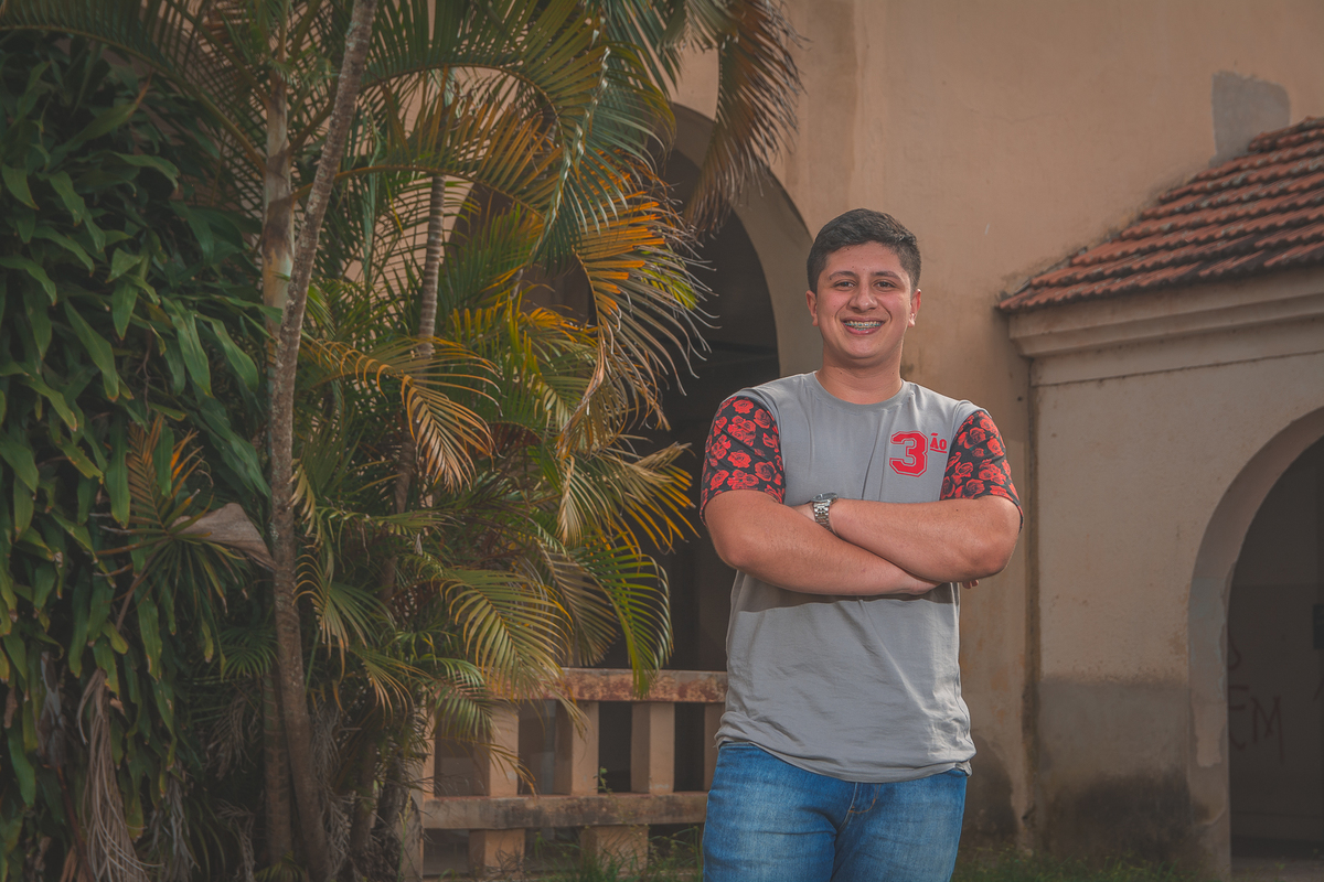 Formando posando para a foto do convite da formatura