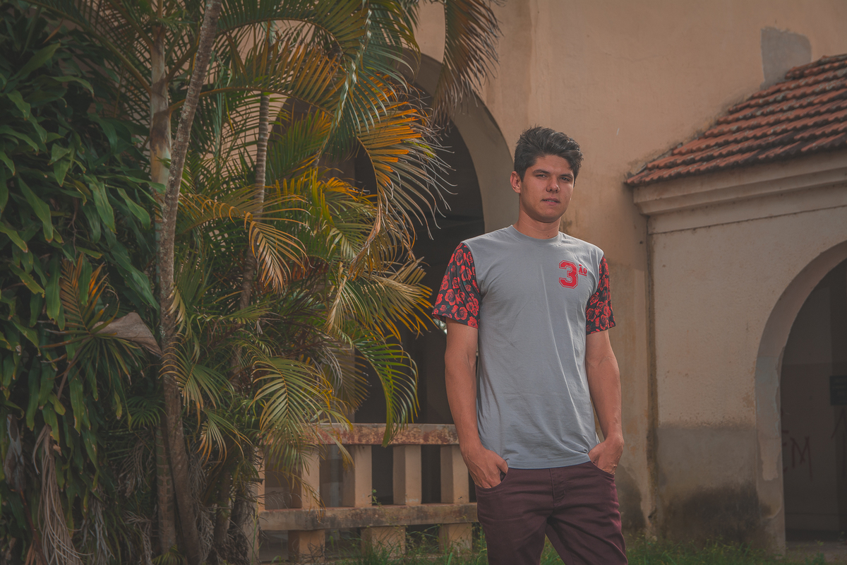 Formando posando para a foto do convite da formatura