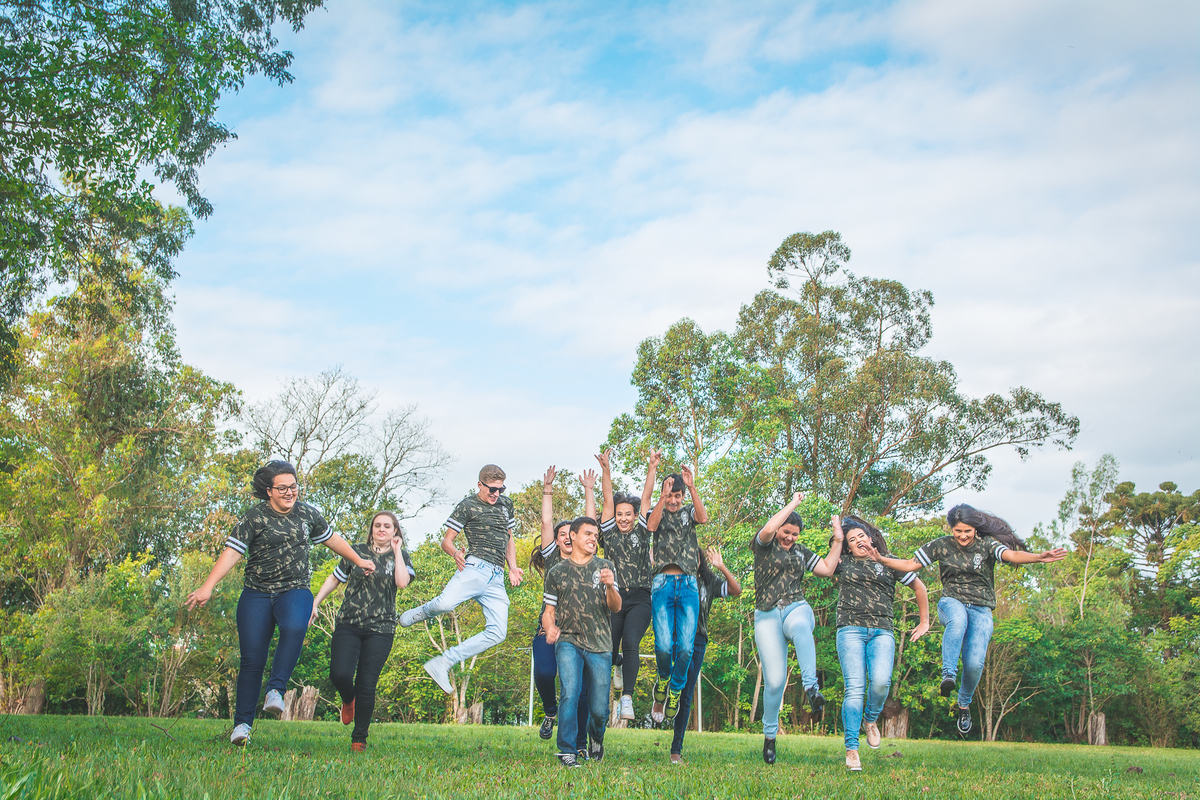 Turma correndo felizes