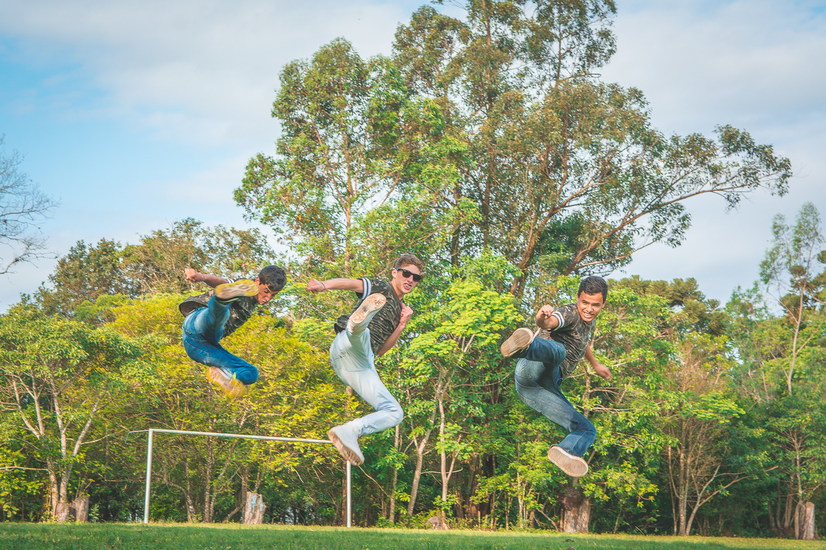 Formandos saltando em posição de filmes de luta