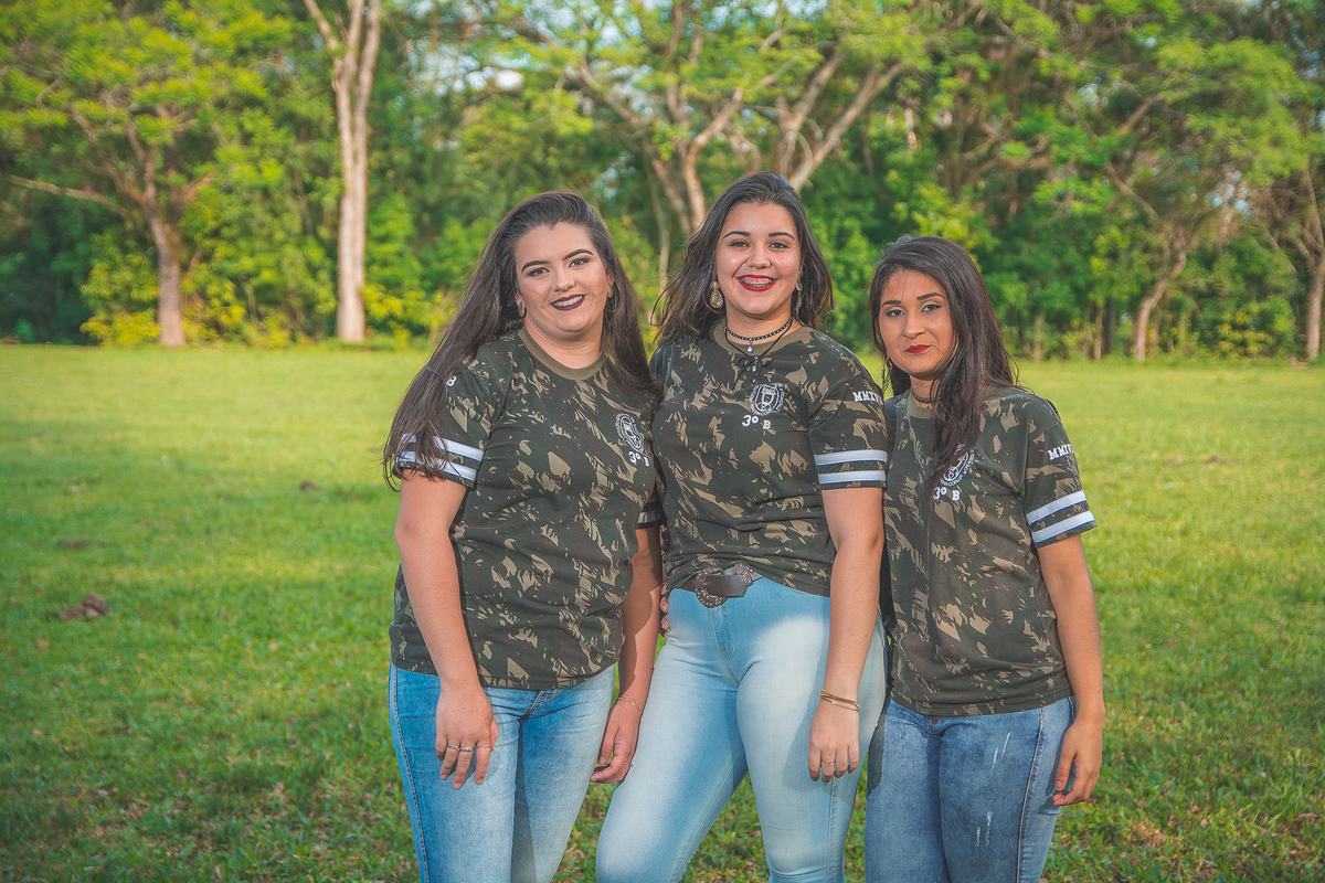 Formandas juntas sorrindo para a fotografia